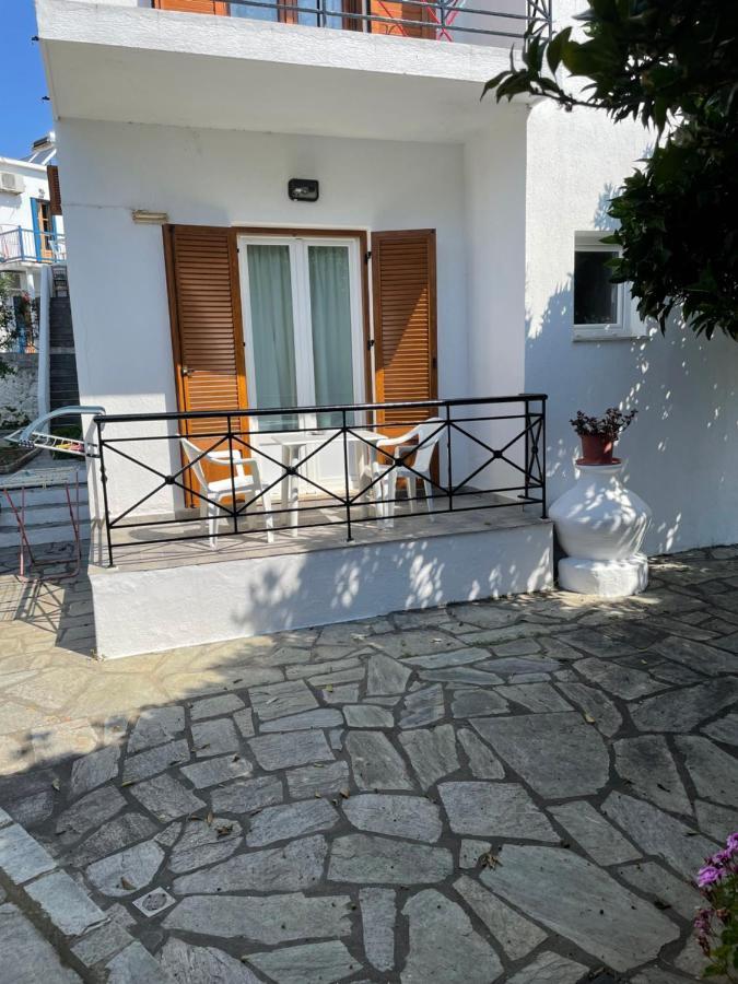 Karagiozos Studios & Apartments Skopelos Town Bagian luar foto