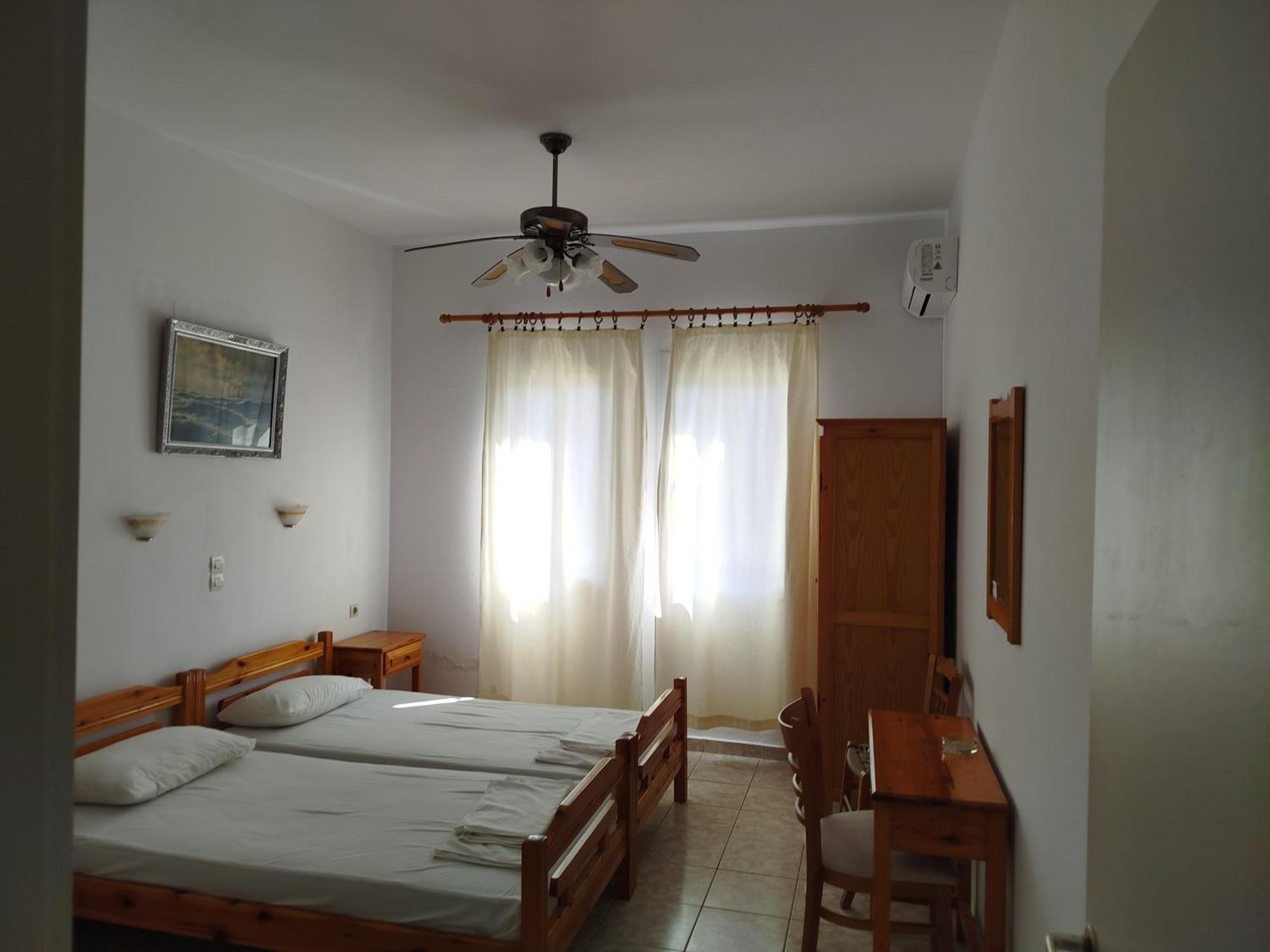 Karagiozos Studios & Apartments Skopelos Town Bagian luar foto