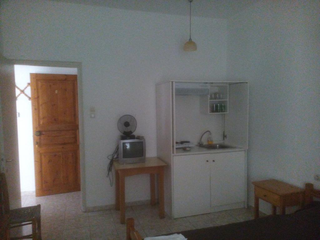 Karagiozos Studios & Apartments Skopelos Town Bagian luar foto
